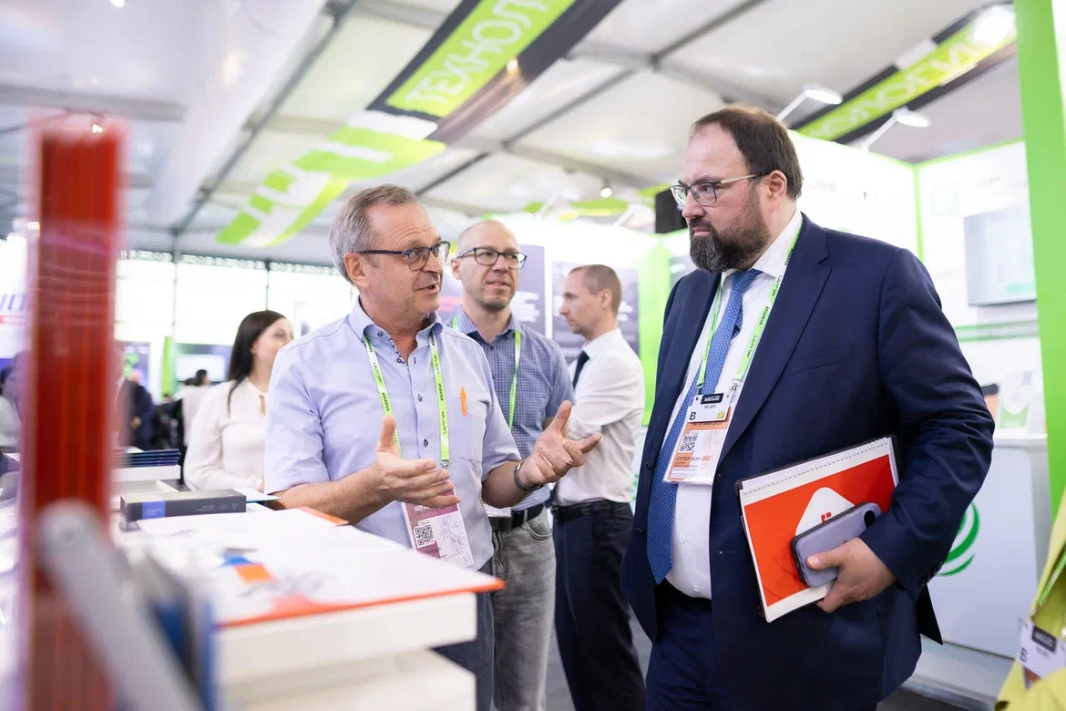 Обход Максута Шадаева в павильоне 3. Фото: https://vk.ru/ciprconf